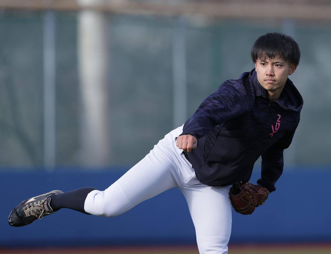 外野でキャッチボールする関学大・西（撮影・前田充）
