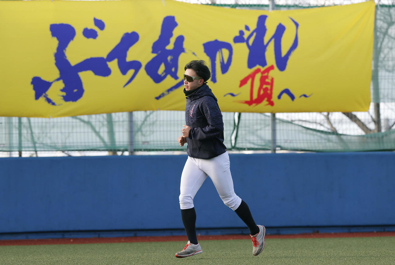 外野をランニングする関学大・西（撮影・前田充）