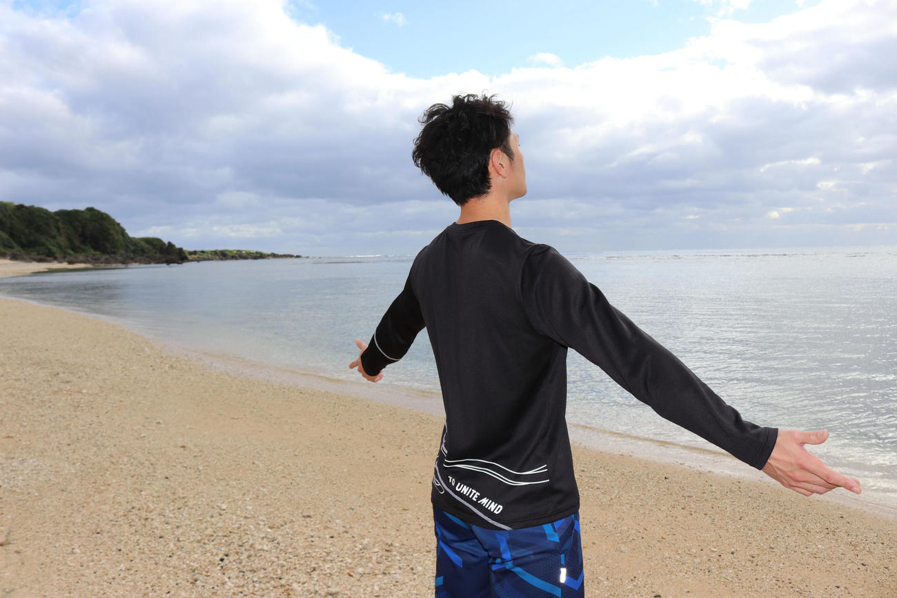 沖永良部島で自主トレに励む近本（阪神タイガース提供）