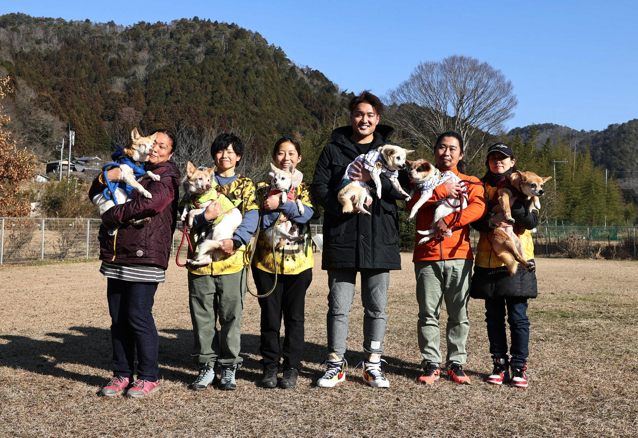 阪神秋山（右から3人目）は保護団体「アニマルレフュージ関西」を訪問し、保護犬と交流する（代表撮影）