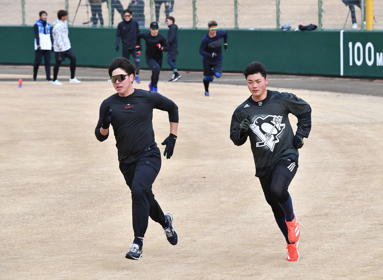 ソフトバンク・柳田との合同自主トレで、ロッテ・安田（左）と並んで走り込みを行う清宮（撮影・岩下翔太）