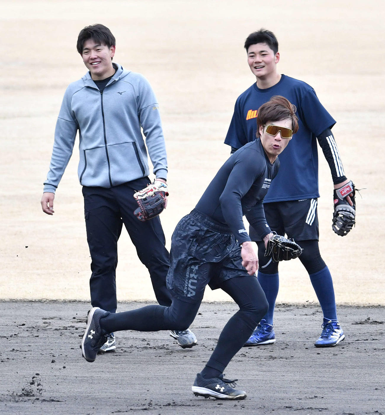 ロッテ・安田尚憲（後方左）、日本ハム・清宮幸太郎（同右）ら選手たちとノックを受ける柳田悠岐（撮影・岩下翔太）