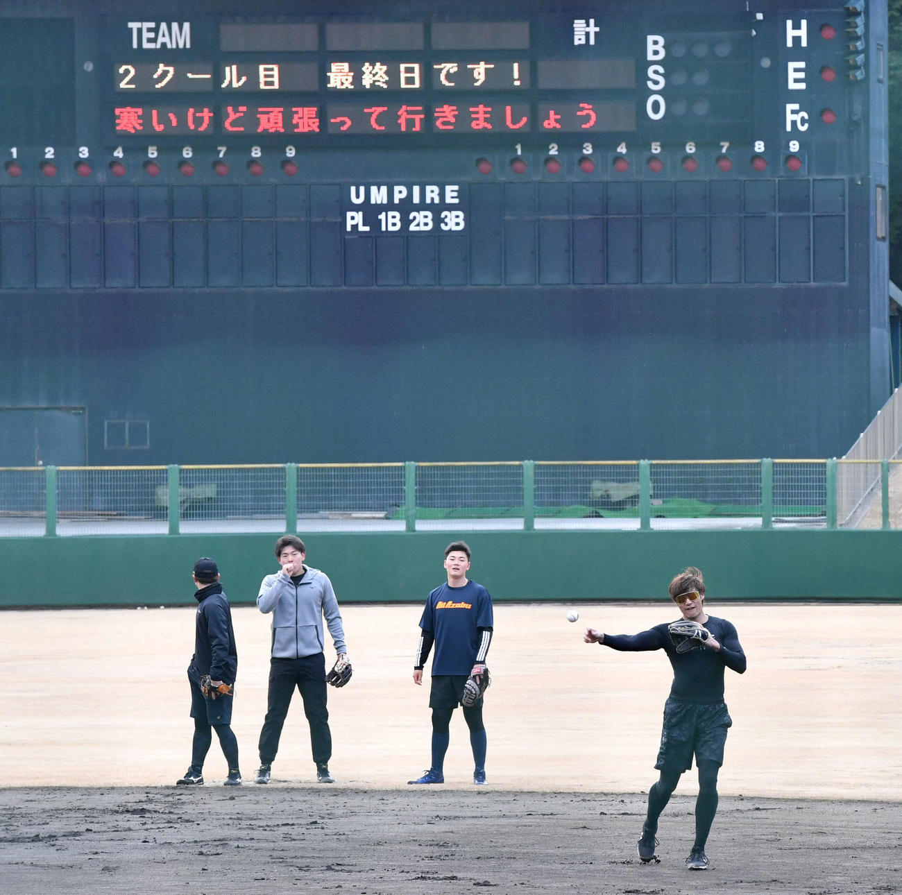 ノックを受ける右からソフトバンク・柳田、日本ハム・清宮、ロッテ・安田ら選手たち（撮影・岩下翔太）