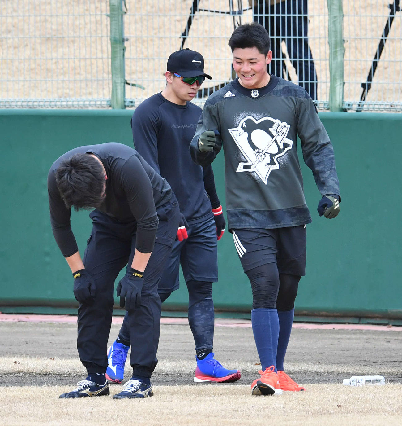 走り込みを行う場所決めのじゃんけんでロッテ・安田（左）に勝利し、ガッツポーズする清宮（撮影・岩下翔太）