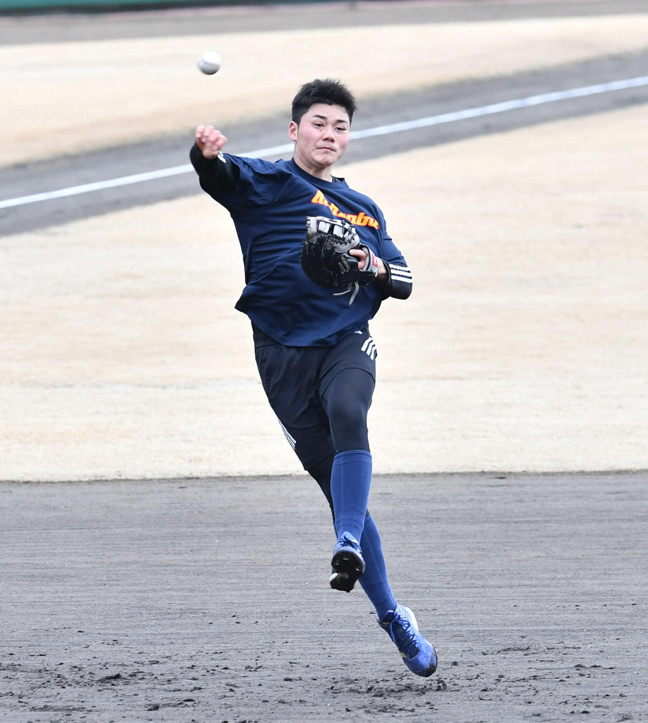 軽快な動きでノックを受ける日本ハム清宮（撮影・岩下翔太）