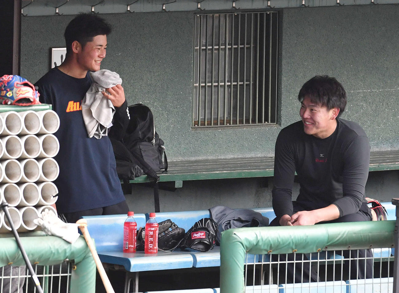 ノックを終え、ベンチでロッテ・安田尚憲（右）と談笑する清宮幸太郎（撮影・岩下翔太）