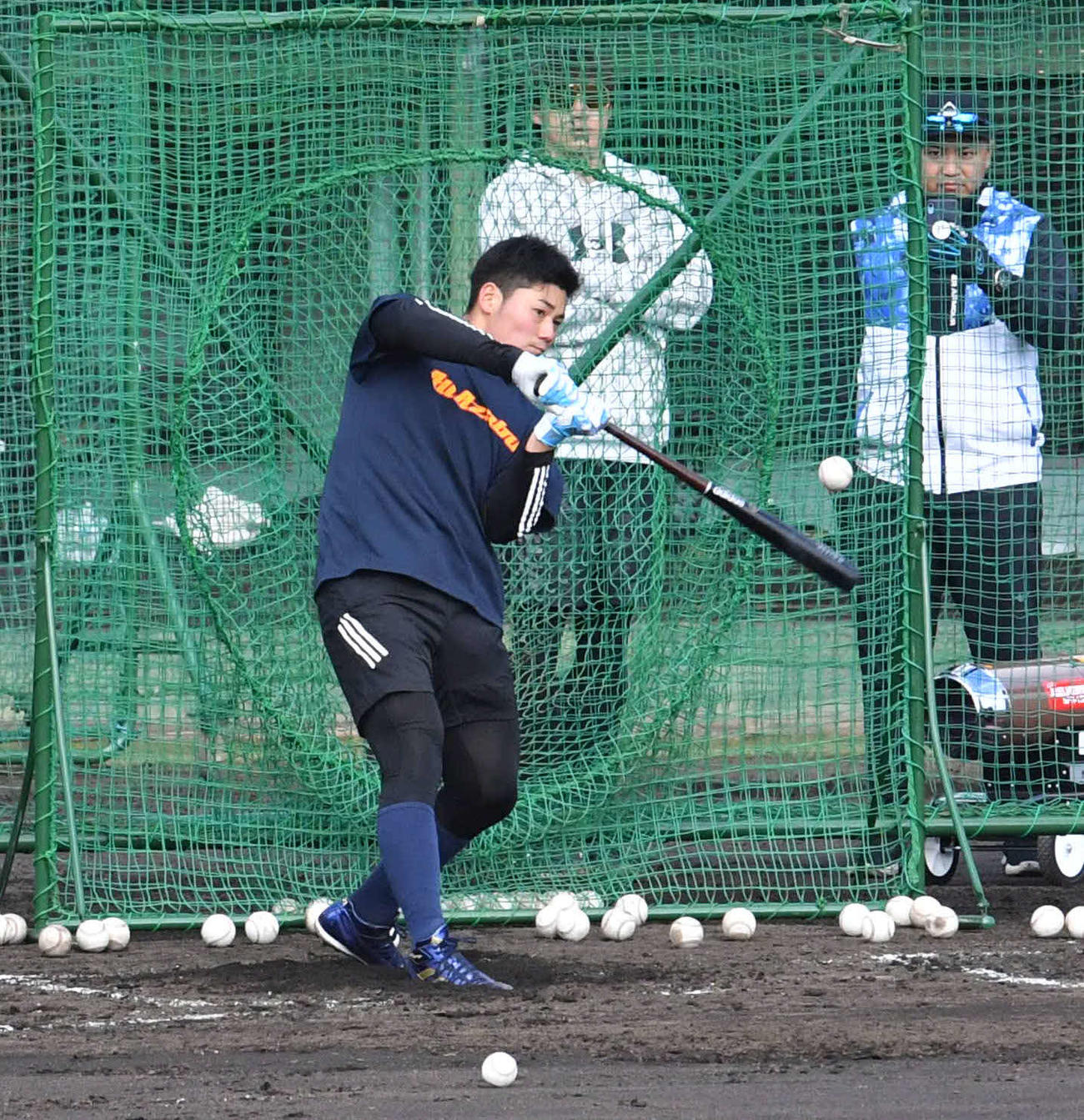 ソフトバンク柳田（後方左）が見守る前でフリー打撃を行う日本ハム清宮（撮影・岩下翔太）