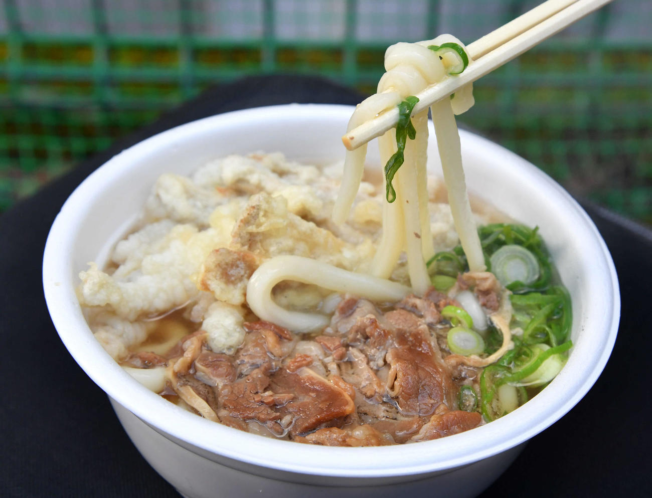 柳田が選手と報道陣に差し入れした肉ごぼう天うどん（撮影・岩下翔太）