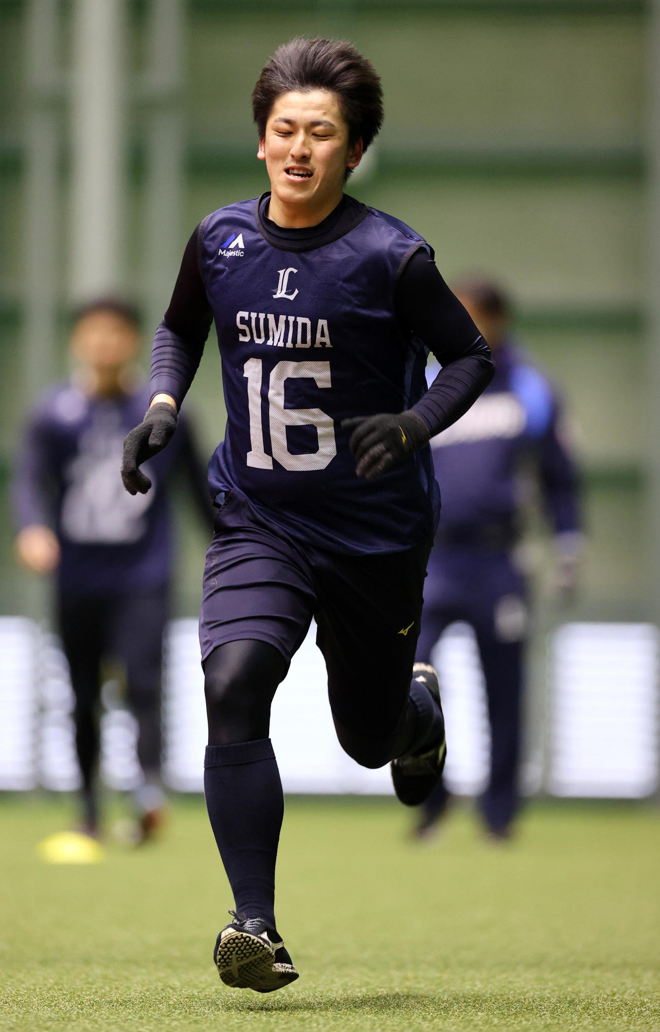 室内練習場でダッシュする西武隅田（撮影・浅見桂子）