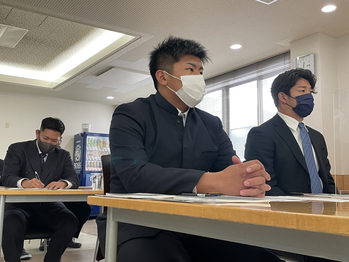 NPB研修会をリモートで受講するドラフト1位松川（中央）らロッテのルーキー（球団提供）