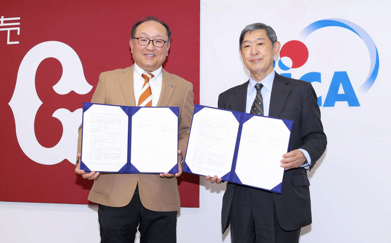 協定書を交換し写真に納まる巨人今村代表取締役社長（左）とJICA北岡理事長（撮影・河田真司）
