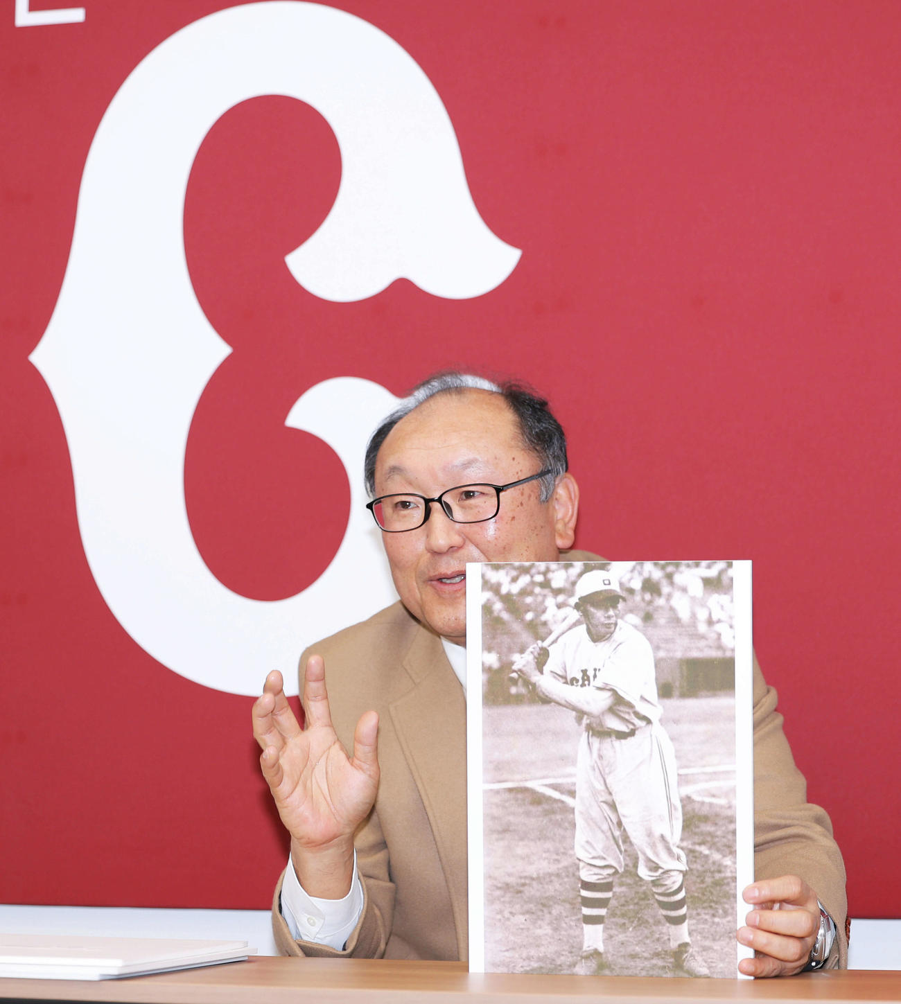 フィリピン出身の元巨人アデラーノ・リベラさんについて話す巨人今村代表取締役社長（撮影・河田真司）