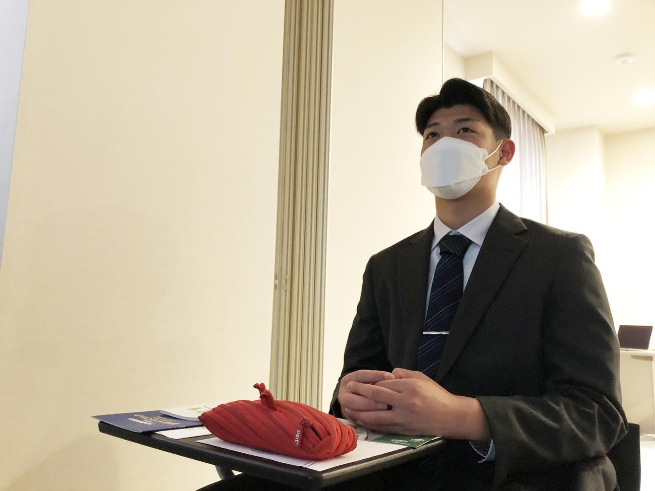 新人研修会の講義を受けるDeNAドラフト1位の小園（球団提供）