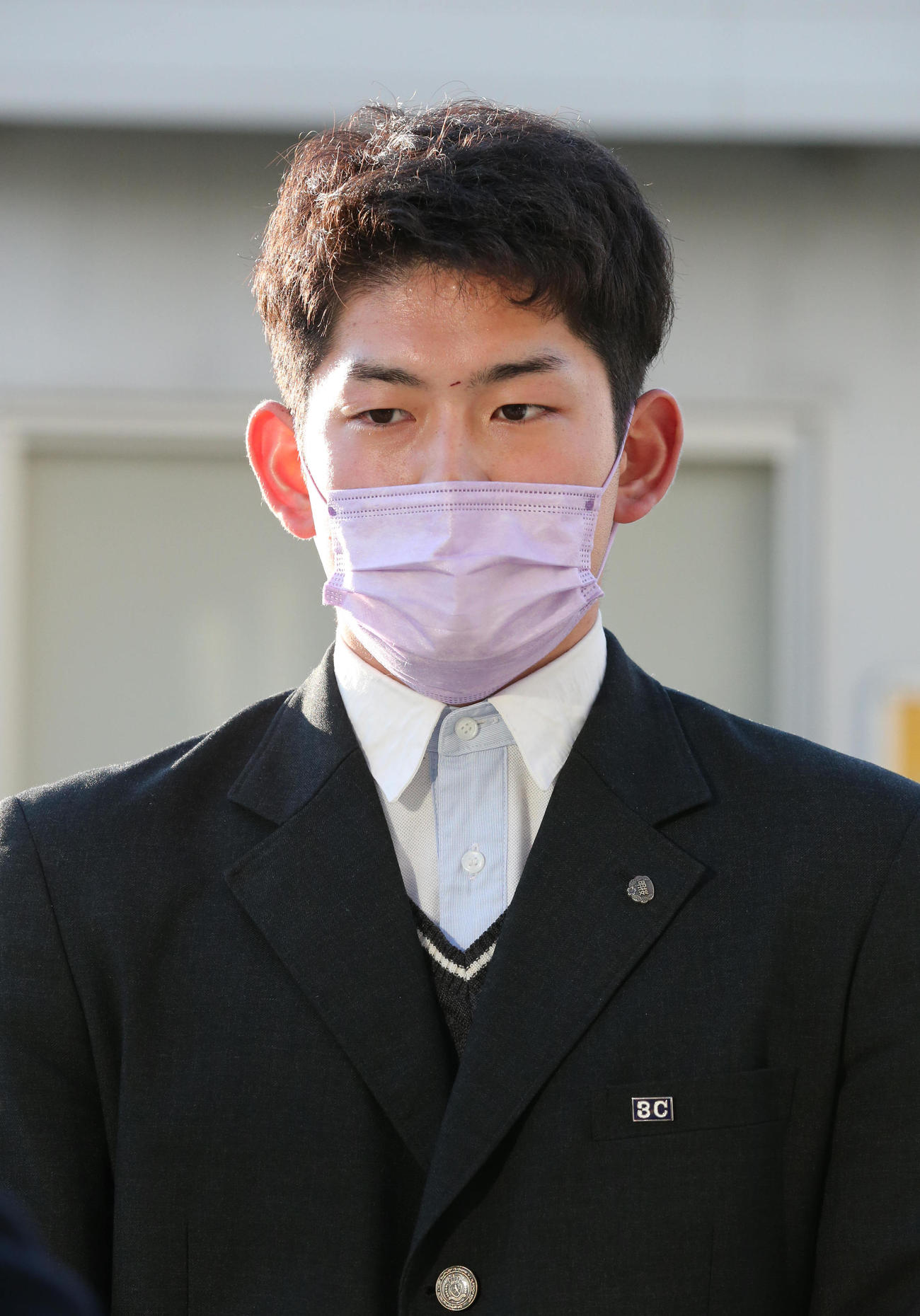 新人研修を終えた風間球打は報道陣の質問に答える（撮影・梅根麻紀）