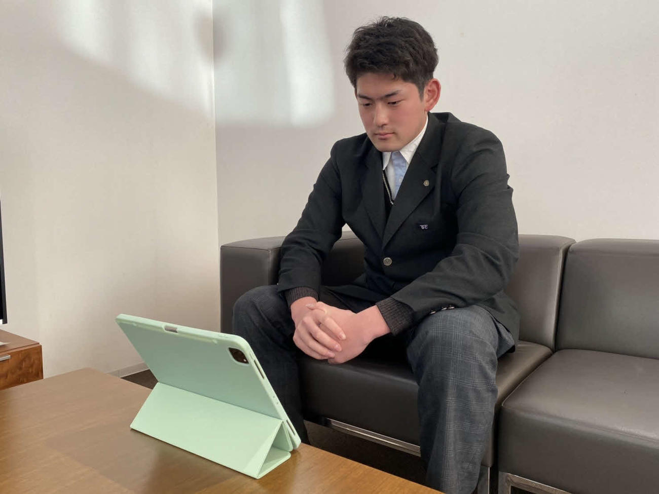 NPBの新人研修にオンラインで参加するソフトバンク風間（球団提供）