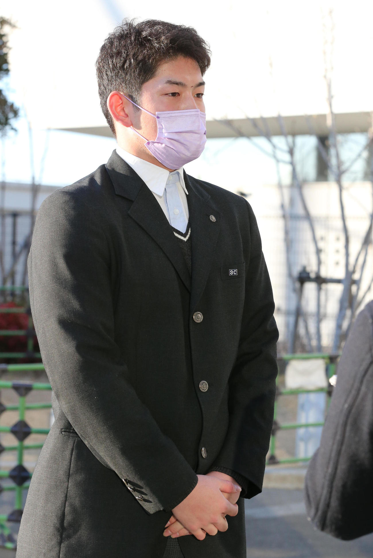 新人研修を終えた風間球打は報道陣の質問に答える（撮影・梅根麻紀）
