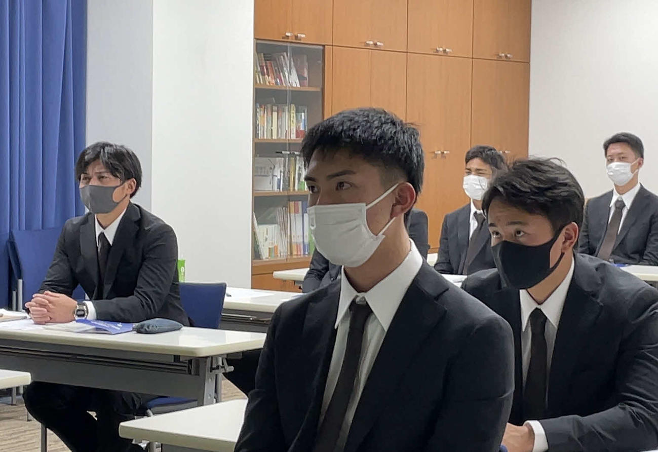 新人研修を受講する日本ハムの達（球団提供）