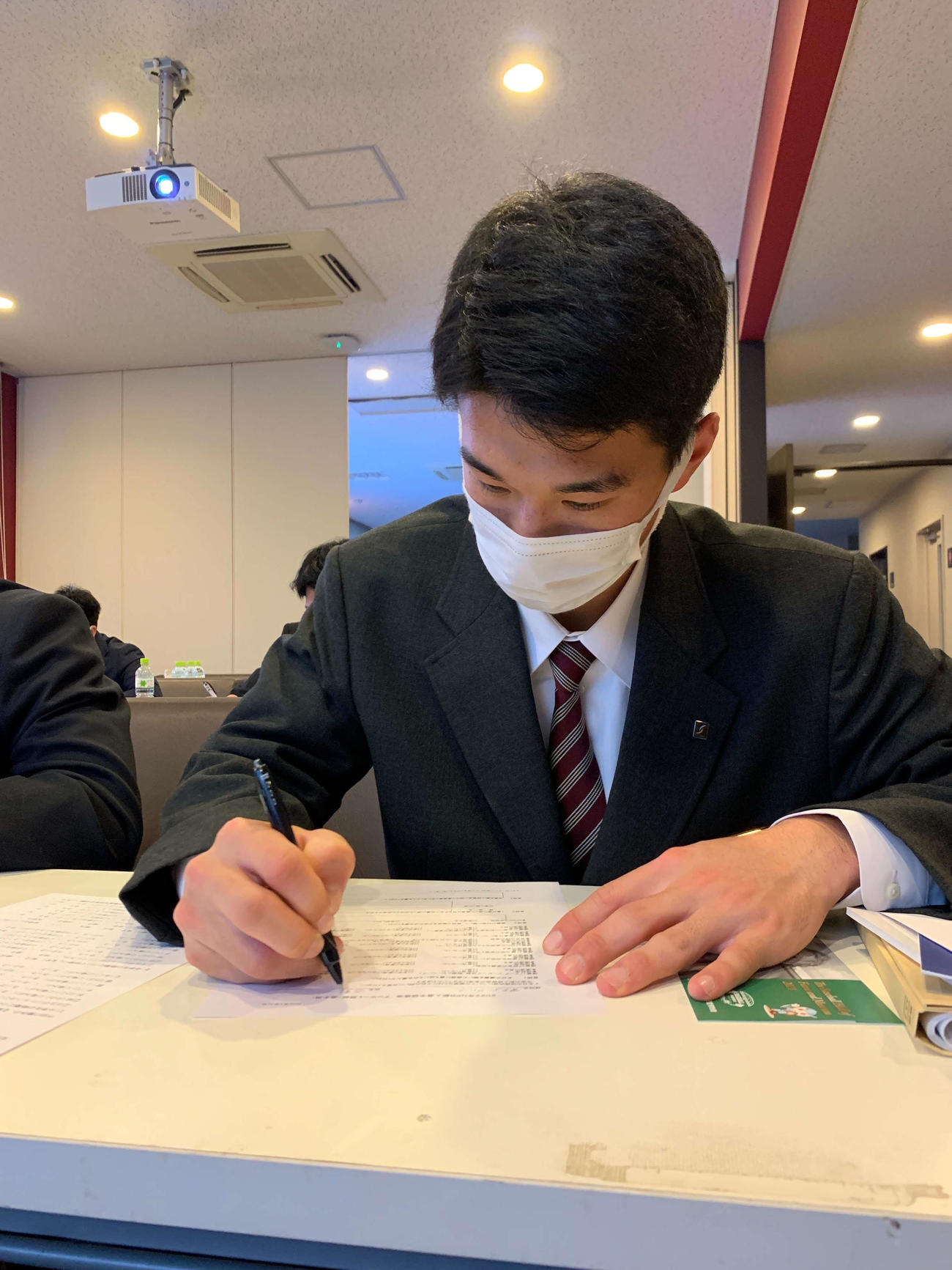NPB新人研修にリモートで参加しメモをとる楽天吉野（楽天野球団提供）