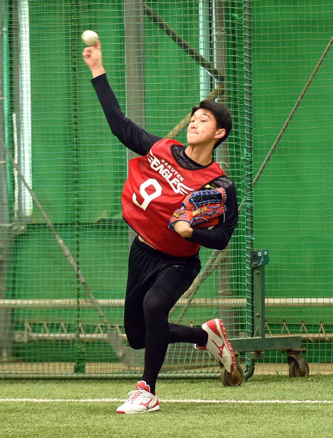 キャッチボールをする楽天吉野（撮影・相沢孔志）