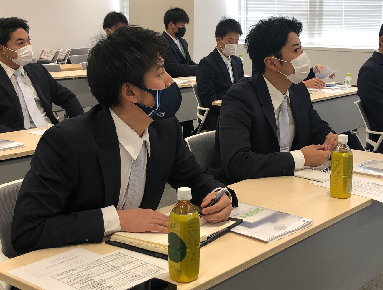 新人選手研修会をオンラインで受講する隅田（前列手前）ら西武の新人選手（球団提供）