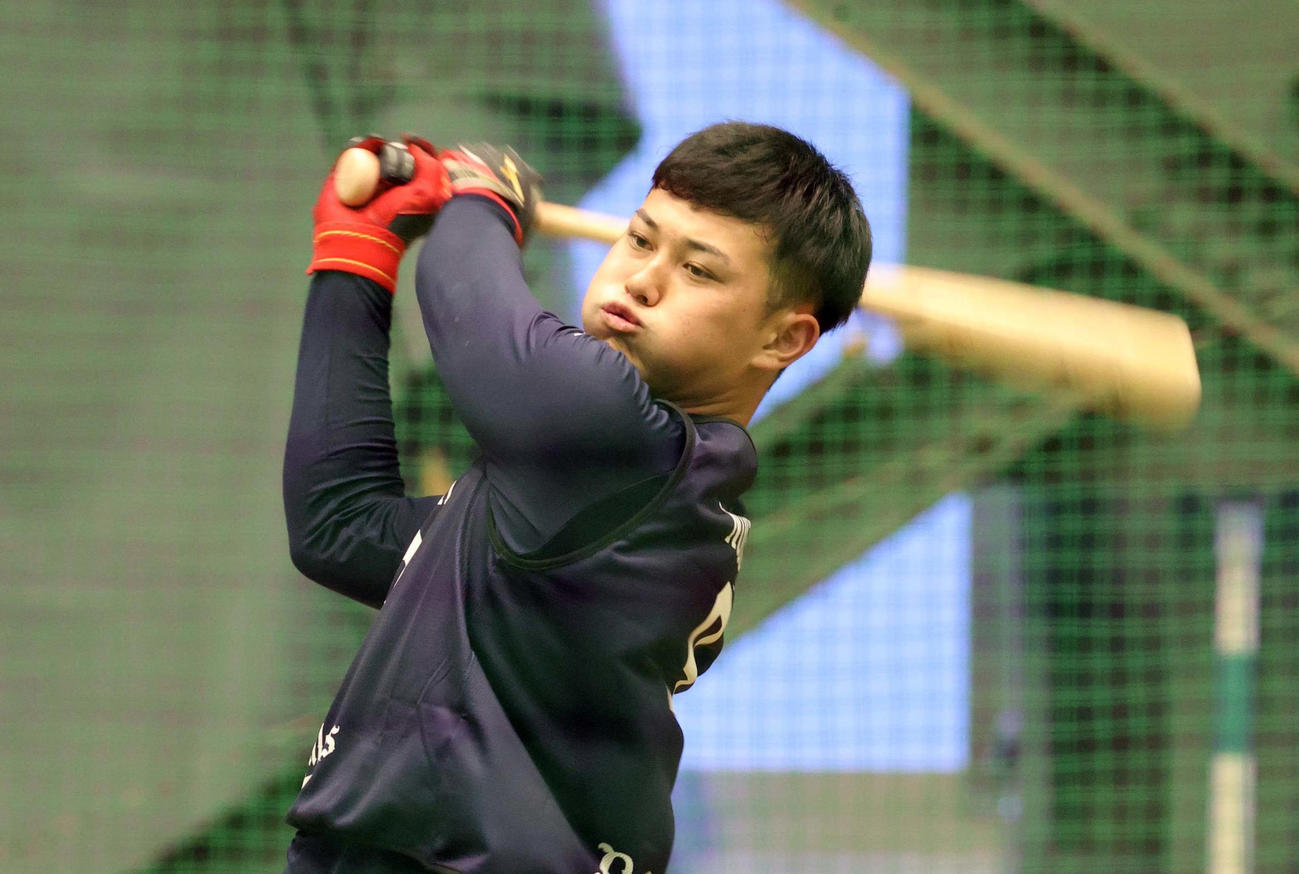 フリー打撃練習で快音を響かせるオリックス野口（2022年1月9日撮影）