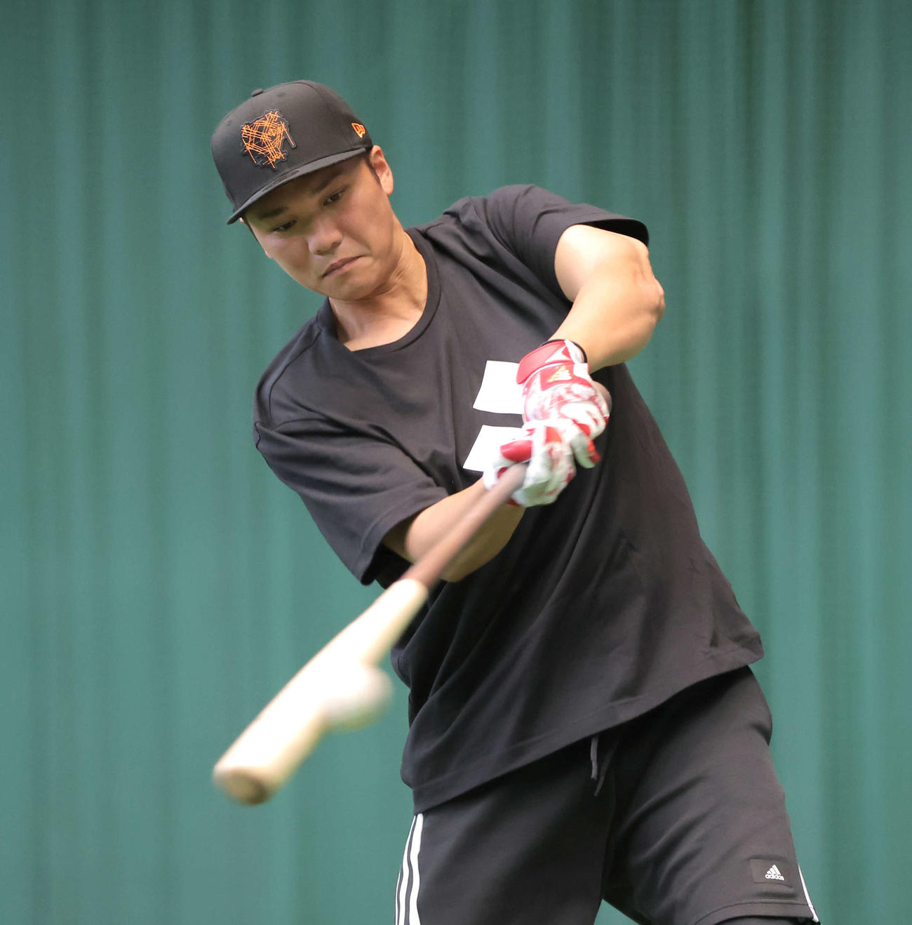 ティー打撃する巨人坂本（球団提供）
