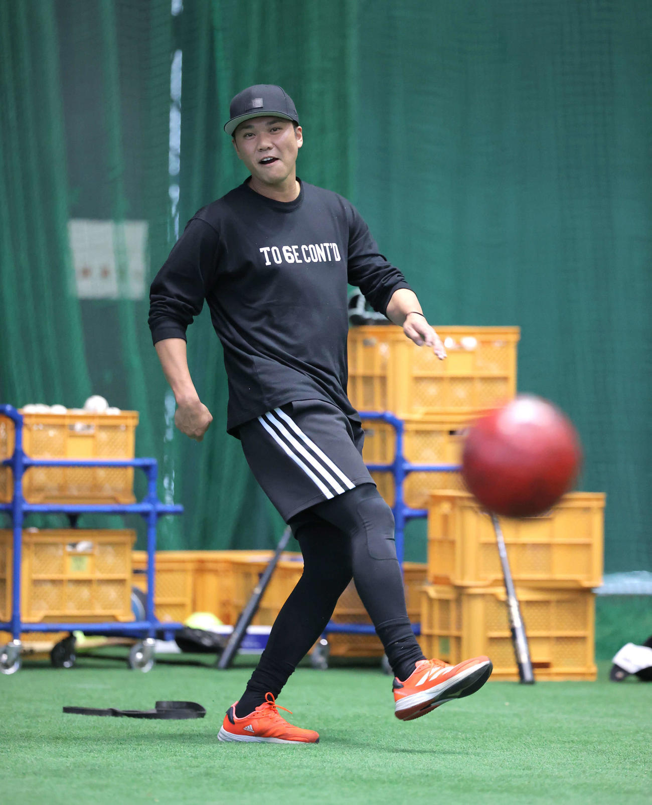体幹トレーニングの合間にサッカーボールを蹴る巨人坂本（球団提供）