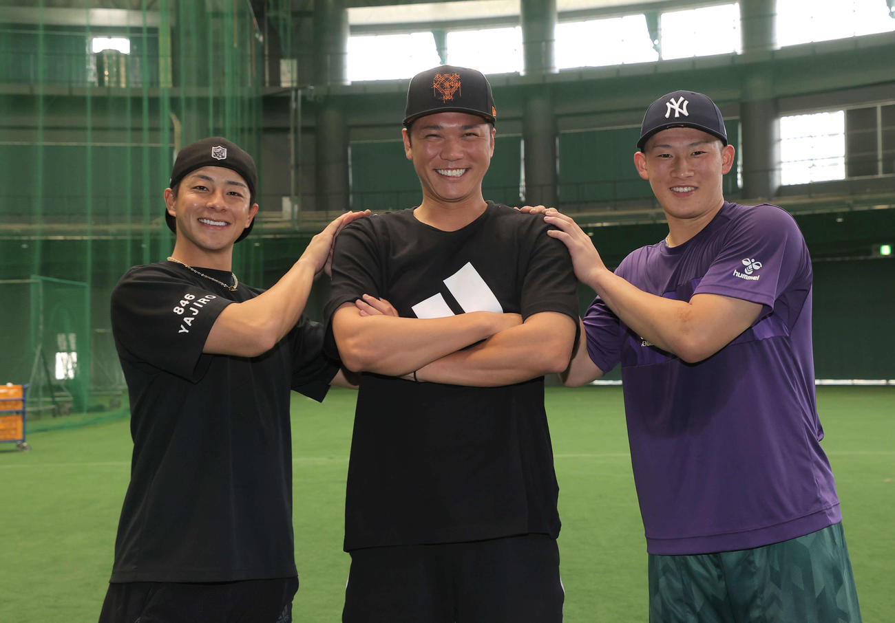 一緒に自主トレを行っている巨人の、左から湯浅、坂本、増田陸（球団提供）