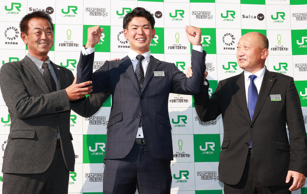 巨人ドラフト２位の山田龍聖（中央、2021年10月28日撮影）