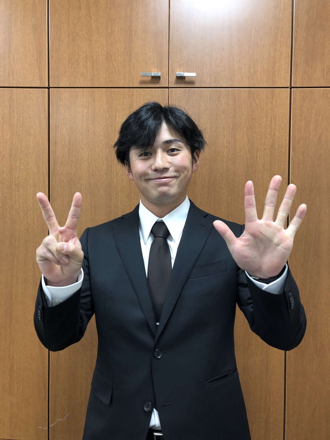 25歳の誕生日を迎えポーズを取る日本ハム上川畑（球団提供）