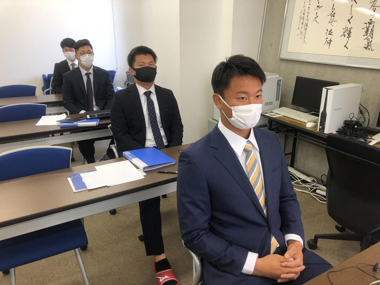 リモートで新人研修を受ける阪神の選手たち、手前から森木、桐敷、豊田、伊藤稜（球団提供）