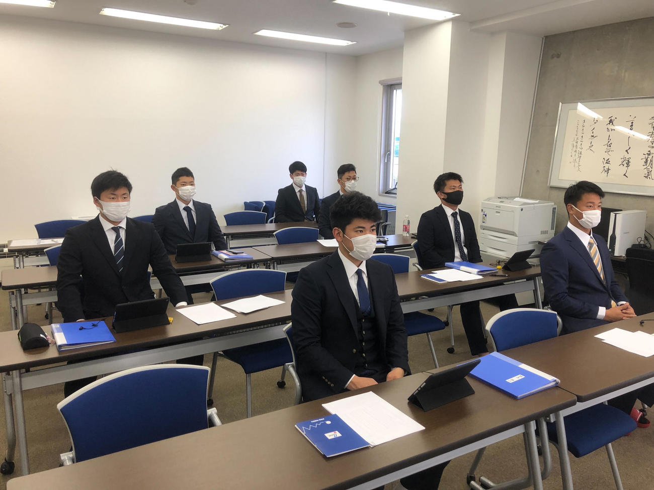 リモートで新人研修を受ける阪神の選手たち、前列右から森木、鈴木、2列目右から桐敷、前川、3列目右から豊田、中川、4列目は伊藤稜（球団提供）