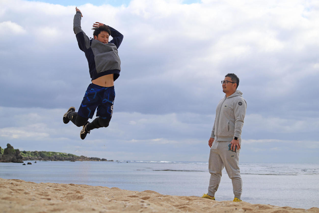 沖永良部島で自主トレに励む近本（阪神タイガース提供）