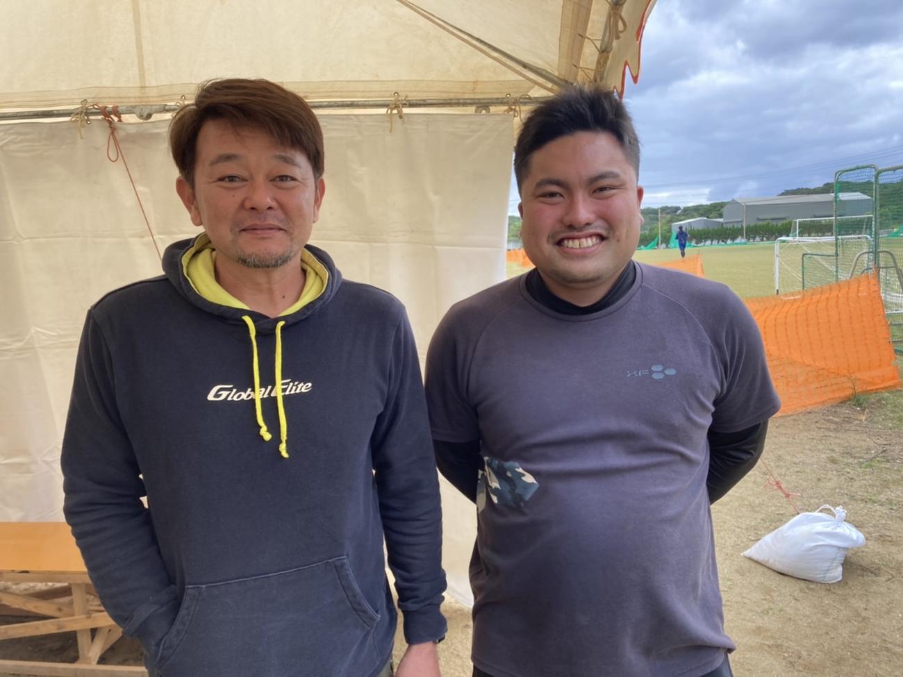 阪神近本の沖永良部自主トレをサポートする沖永良部スポーツクラブ理事長の前田純也さん（左）とスタッフの南山浩人さん（球団提供）