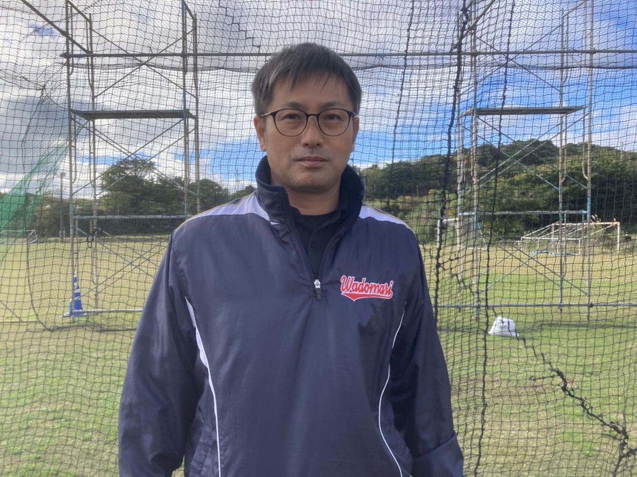 阪神近本の沖永良部自主トレのサポートをする和泊町役場職員の瀬川文慎さん（球団提供）