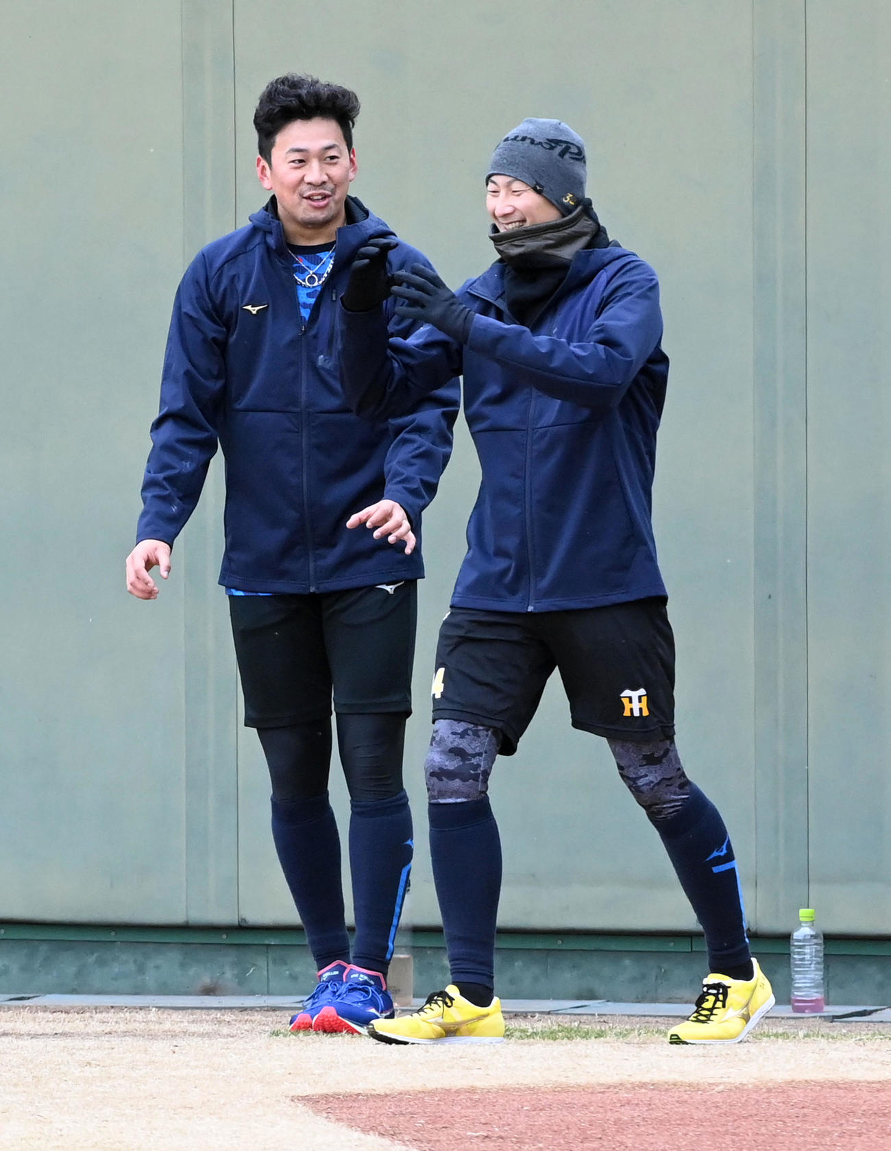 笑顔で自主トレを行う渡辺（左）と二保（撮影・前岡正明）