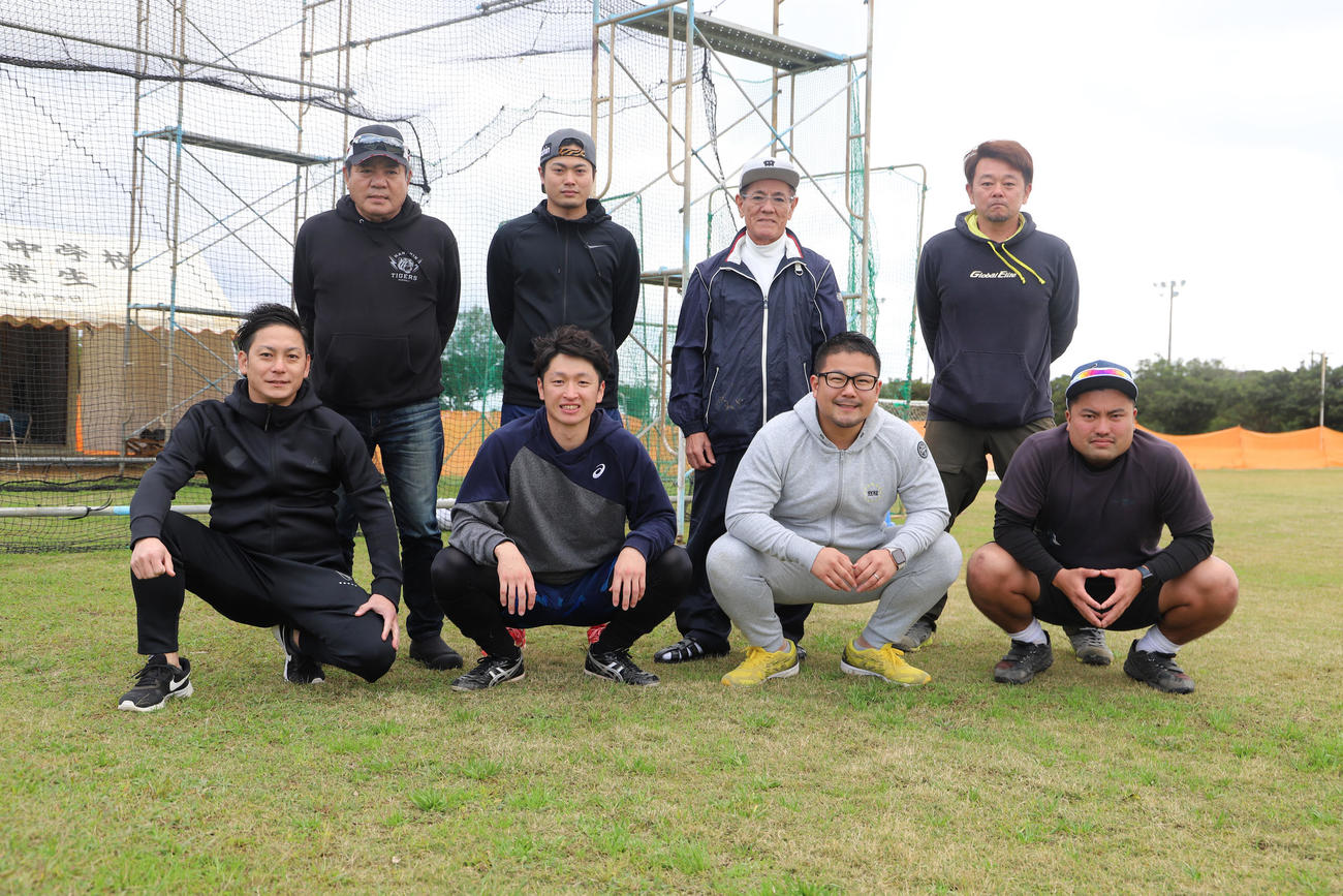 沖永良部島の自主トレで記念撮影に納まる近本（前列左から2人目）（球団提供）