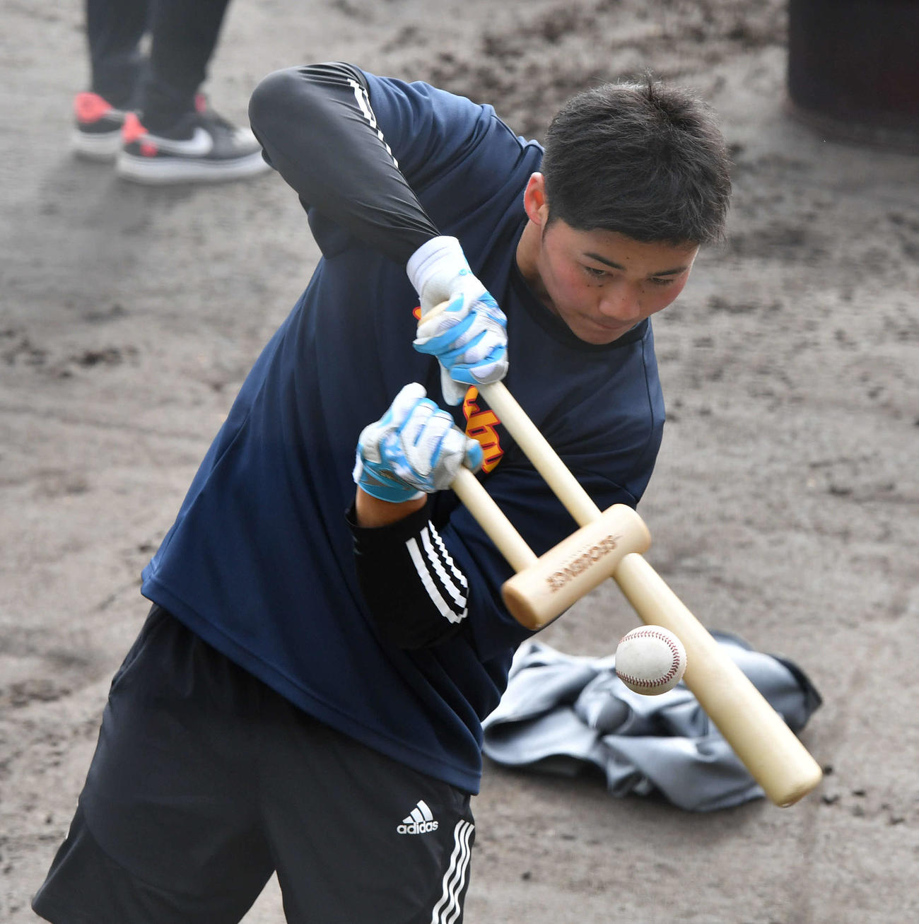 シークエンスバットでティー打撃を行う日本ハム清宮（撮影・岩下翔太）