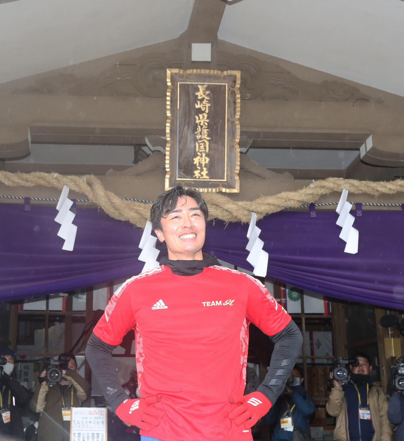 長崎県護国神社前の坂道をダッシュし終え笑顔を見せる和田（撮影・屋方直哉）