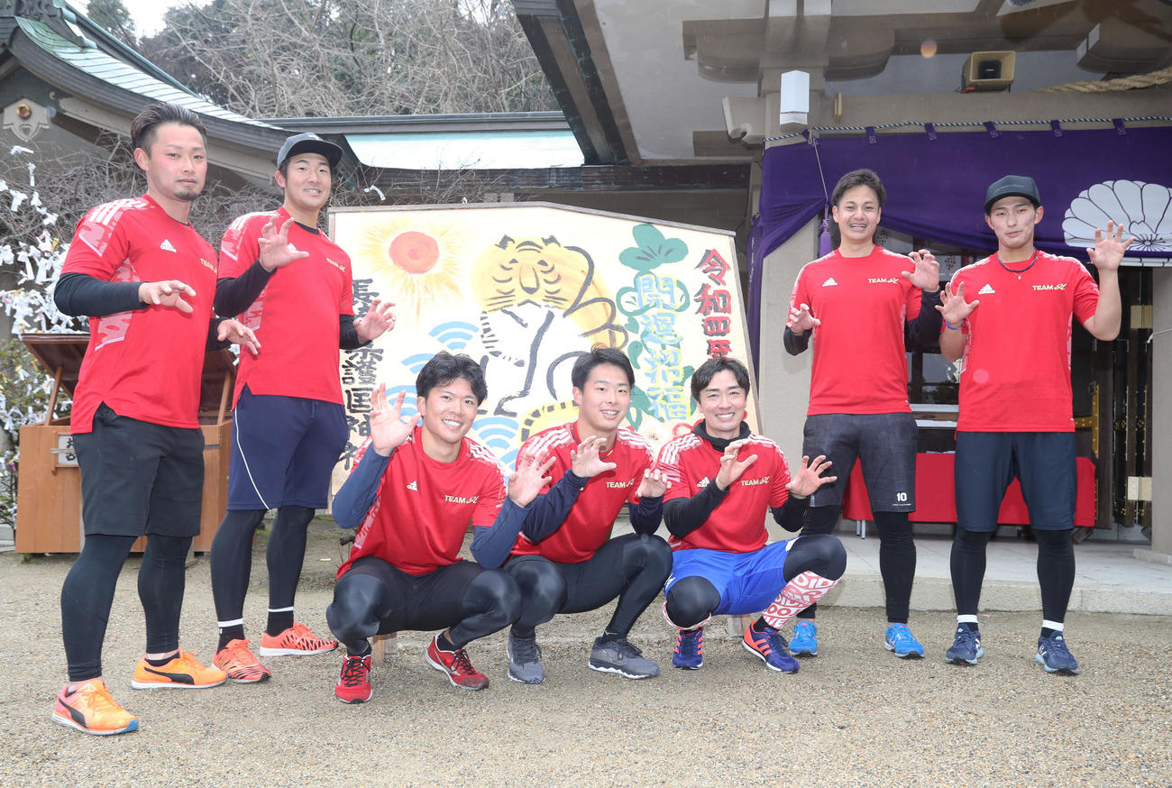 長崎県護国神社の絵馬の前で記念撮影をする左からプロゴルファーの成冨、ロッテ土肥、楽天早川、広島玉村、ソフトバンク和田、ソフトバンク大竹耕、ロッテ本前（撮影・屋方直哉）