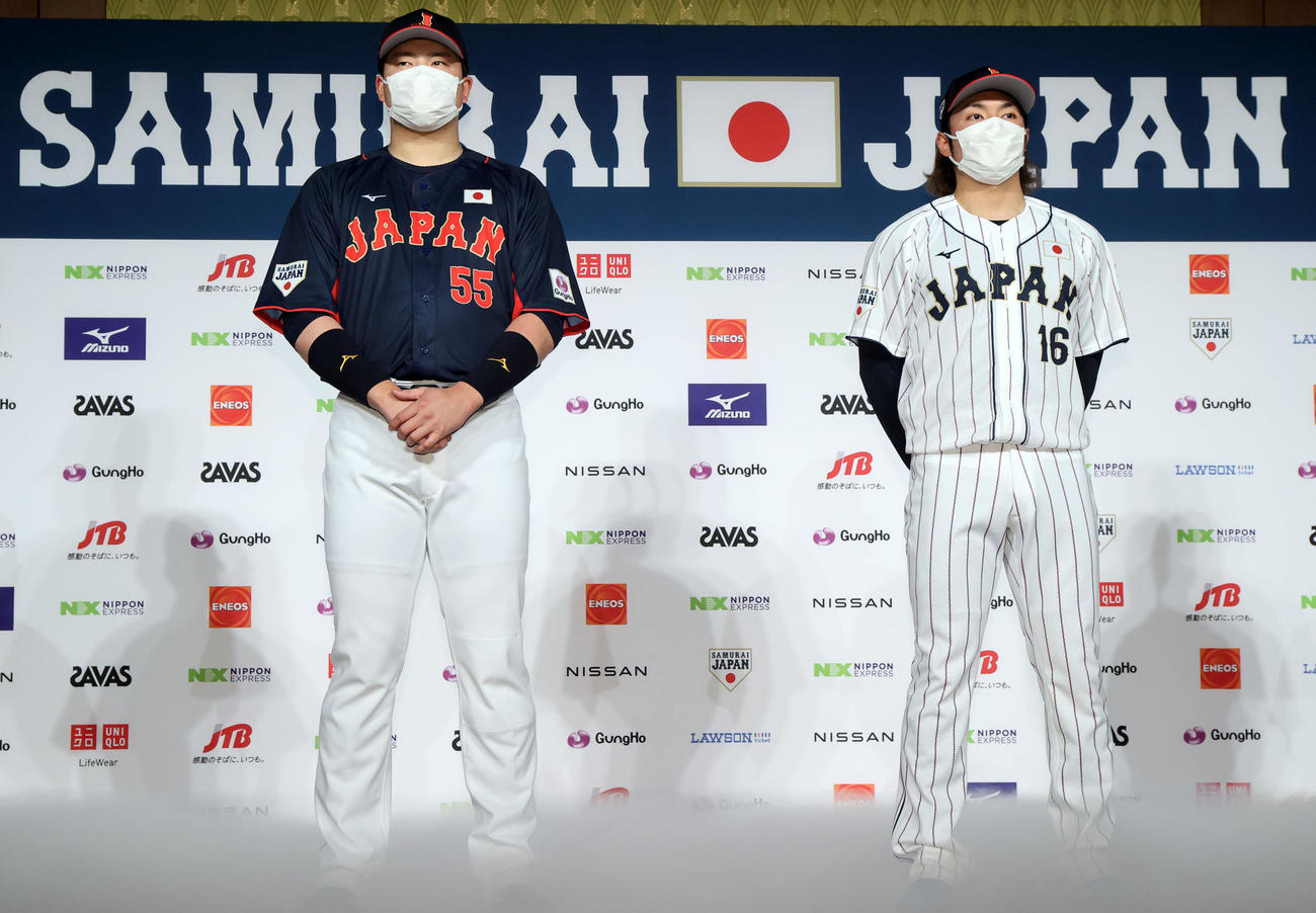 侍ジャパンの新ユニホーム発表に登壇した村上（左）と伊藤（撮影・浅見桂子）
