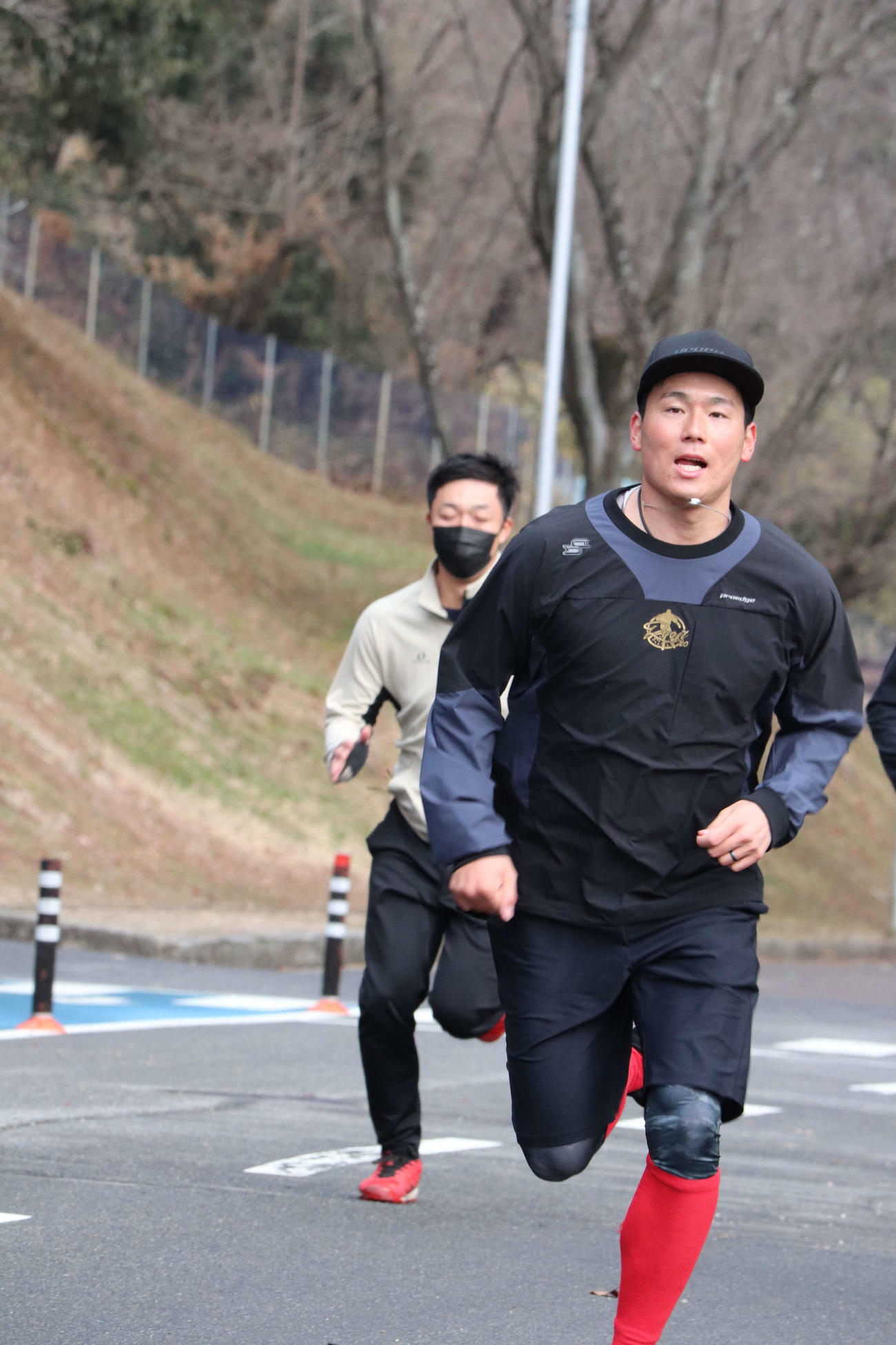 坂道ダッシュする広島栗林良吏投手（撮影・前原淳）