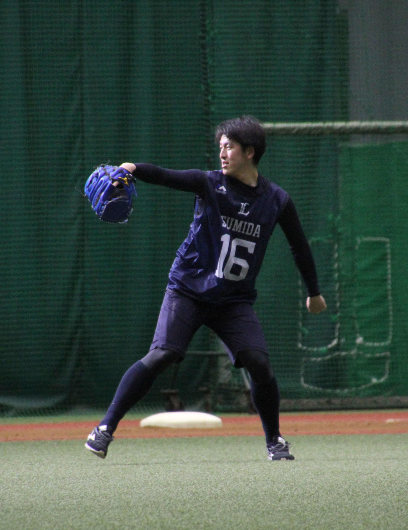 新人合同自主トレで、体を動かす西武隅田