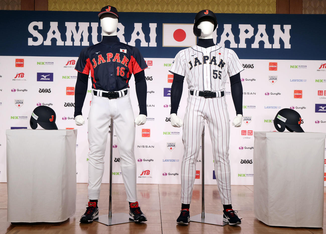 侍ジャパンの新ユニホーム。左側がビジター、右側がホーム（撮影・浅見桂子）