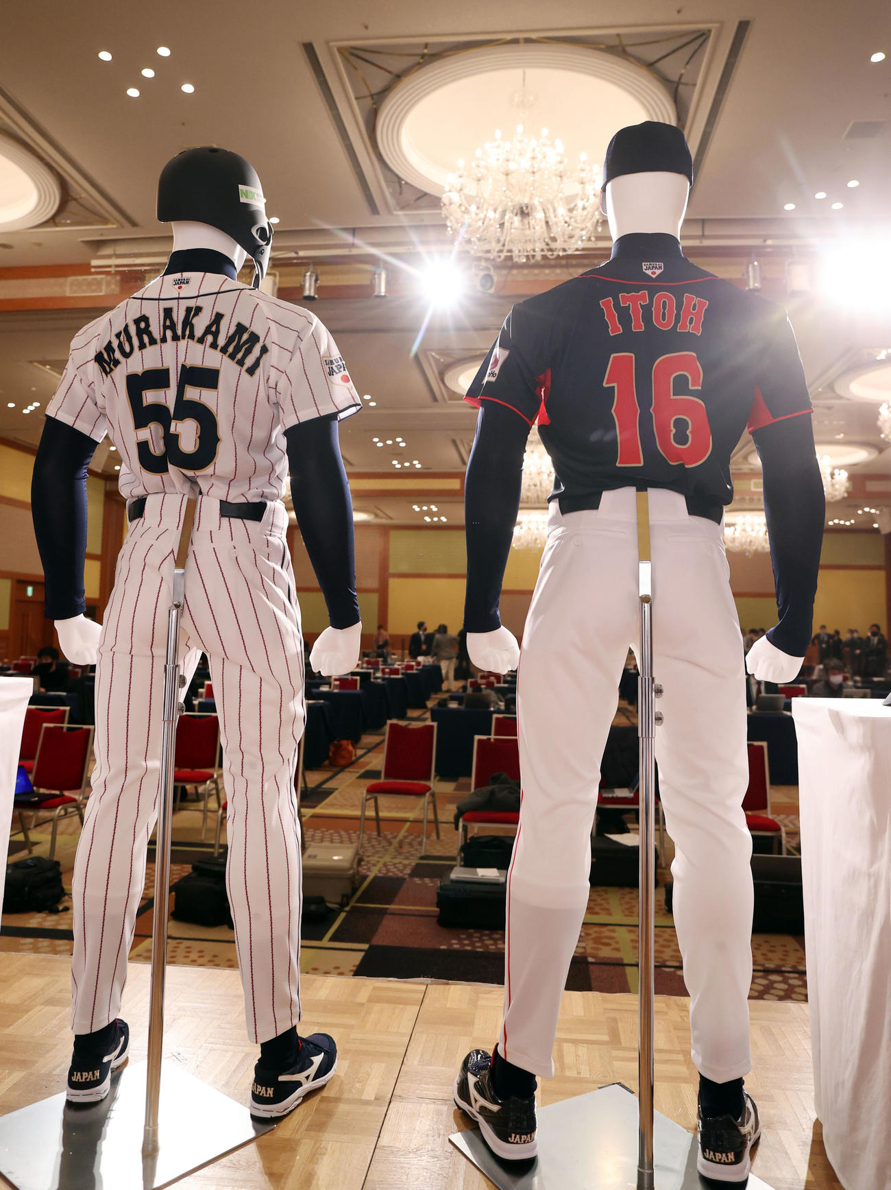 侍ジャパンの新ユニホーム。左がホーム、右はビジター（撮影・浅見桂子）