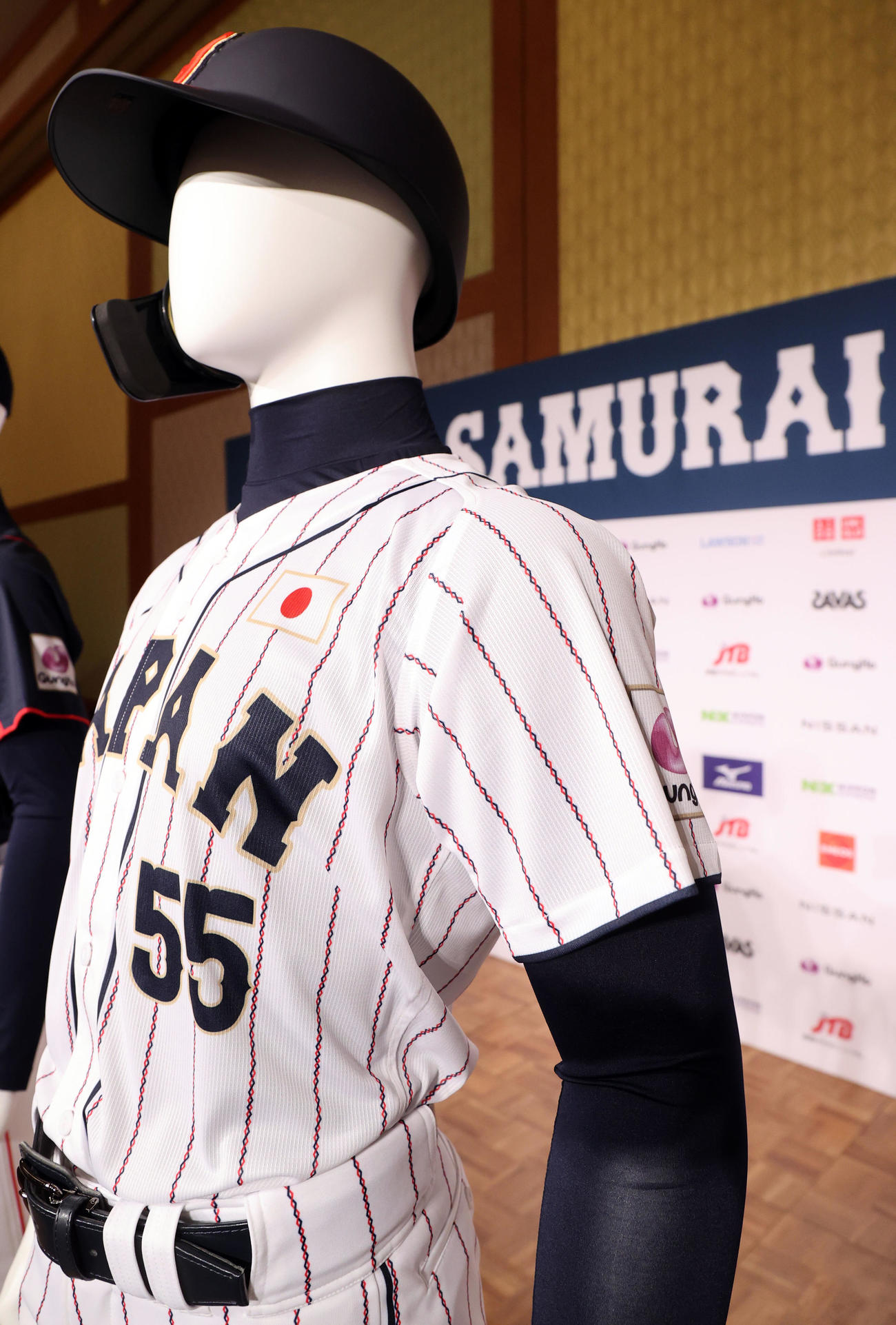 侍ジャパンの新ユニホームのホーム用のストライプは色のついた網模様になっている（撮影・浅見桂子）