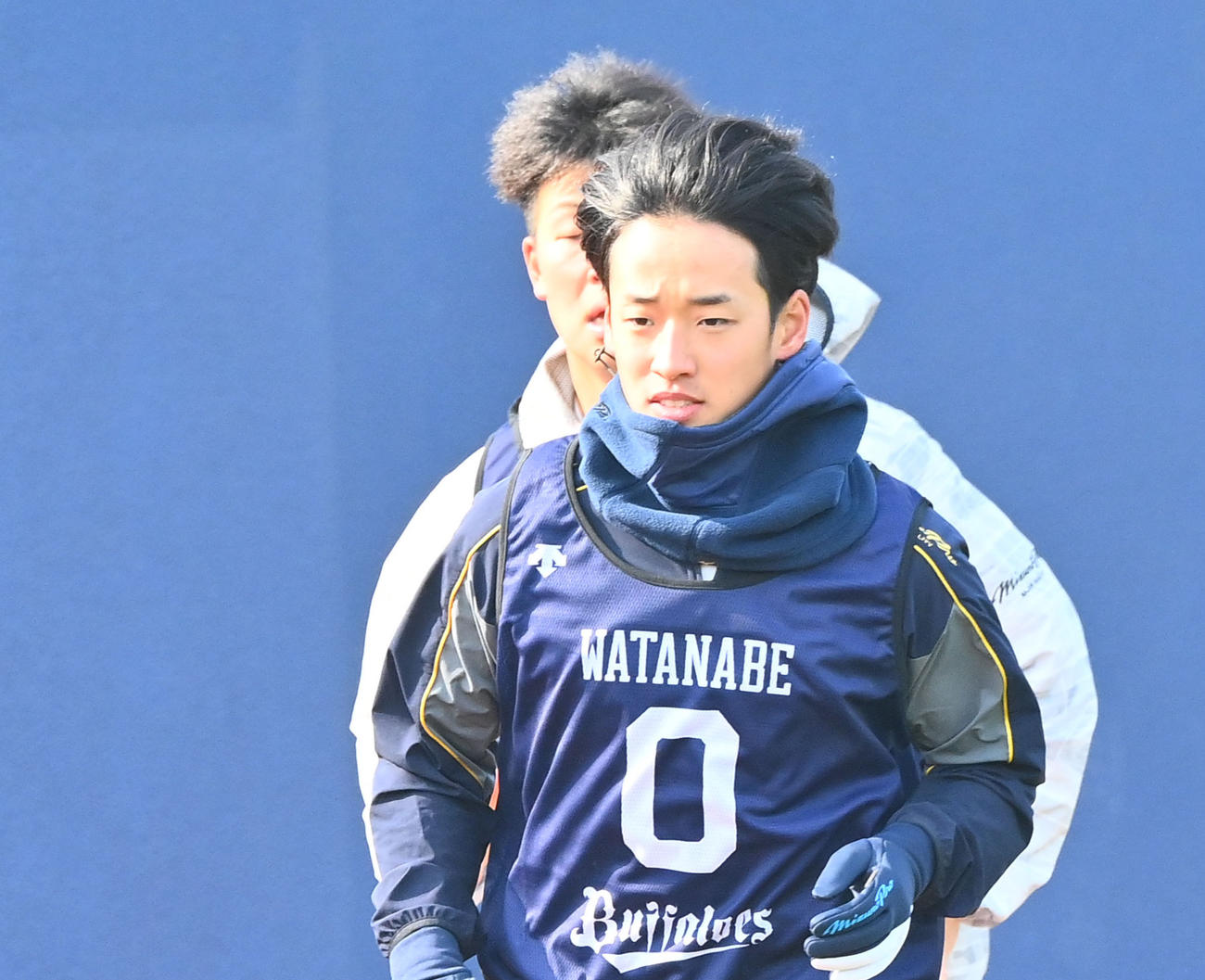 新人合同自主トレでインターバル走を行う渡部（撮影・和賀正仁）