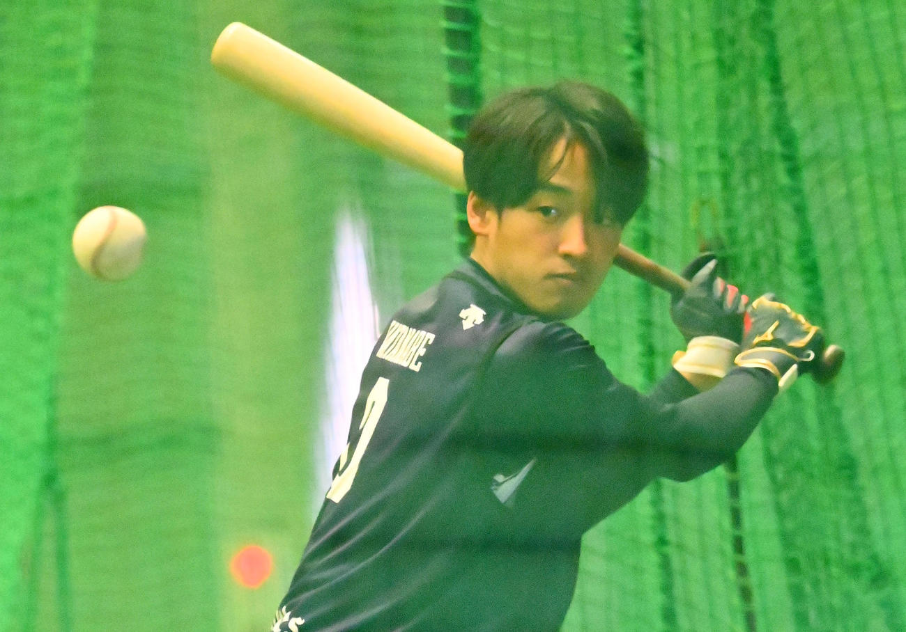 新人合同自主トレでノックを受けるオリックス渡部（撮影・和賀正仁）