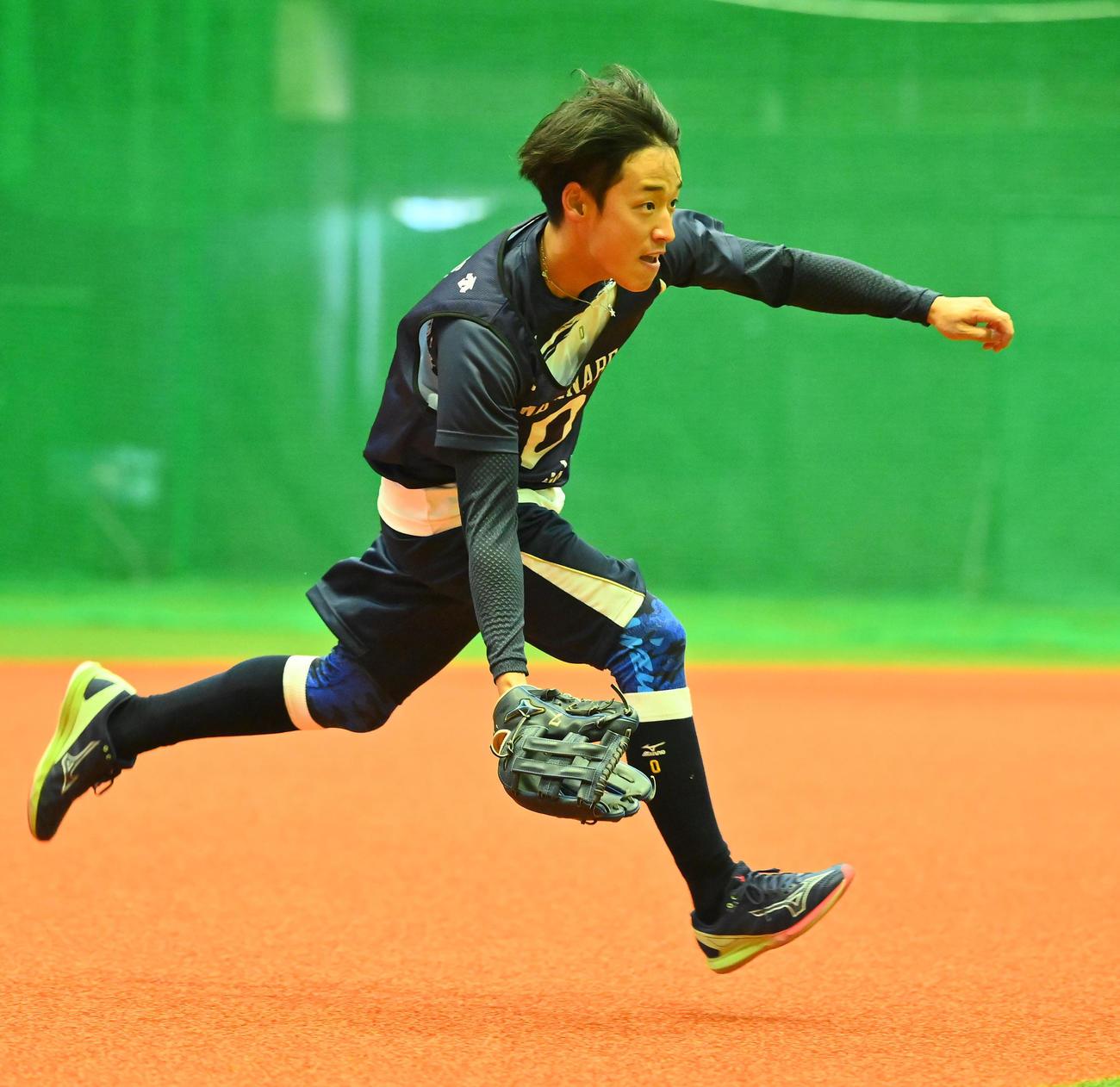 新人合同自主トレでノックを受けるオリックス渡部（撮影・和賀正仁）