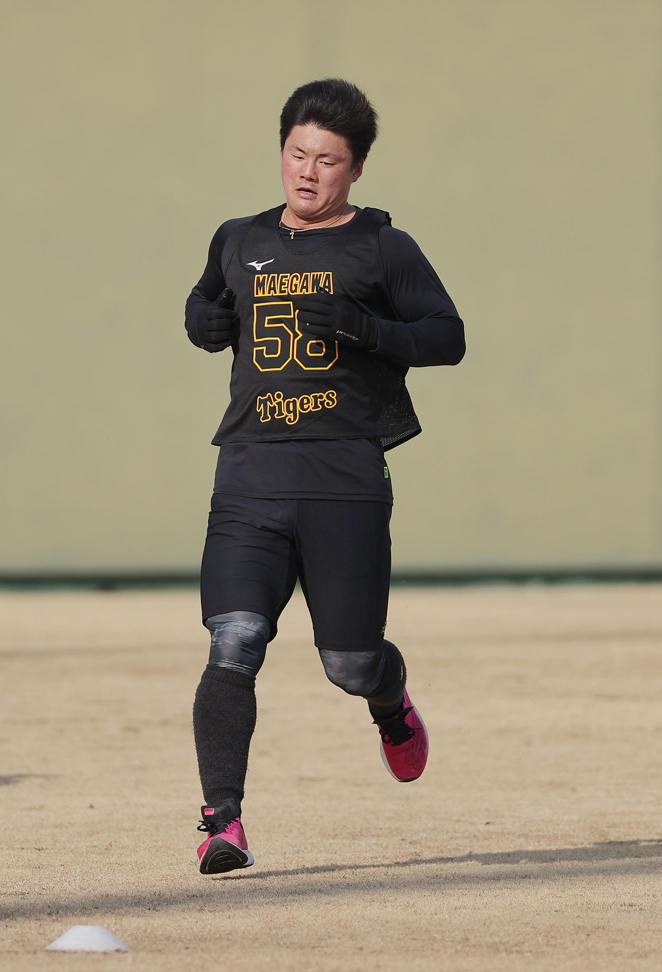合同自主トレで苦しそうな表情を見せる阪神前川（撮影・前田充）